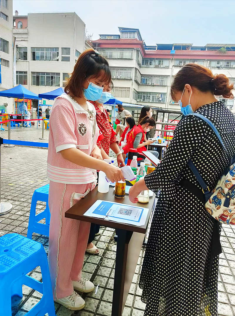 自愿者胡高蓉（左）在从事抗疫自愿效劳.jpg